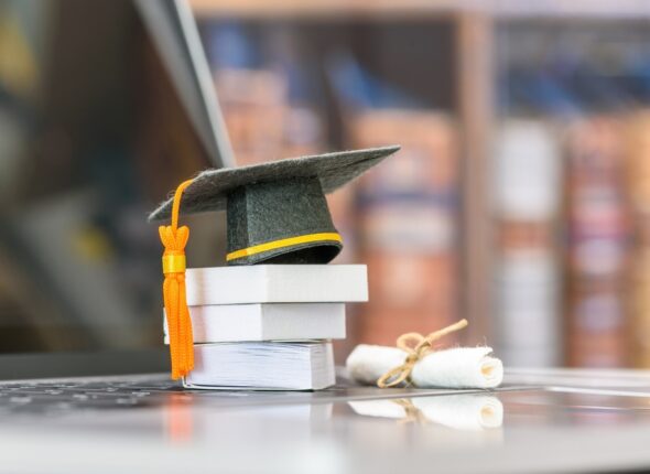 Graduate,Study,Abroad,Program,To,Broaden,Learner's,World,View,,E-learning