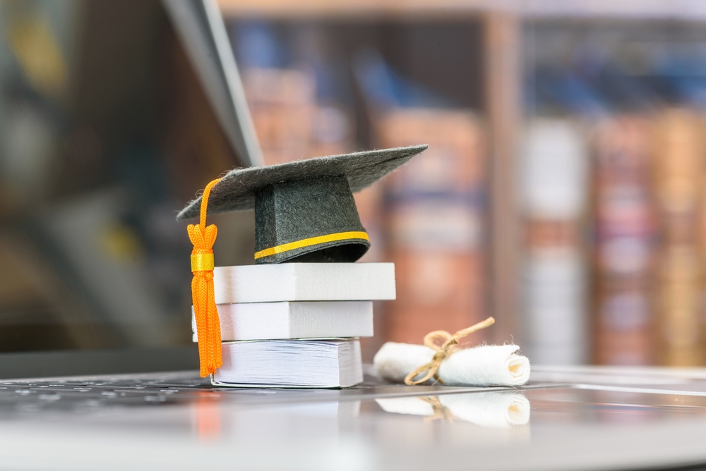 Graduate,Study,Abroad,Program,To,Broaden,Learner's,World,View,,E-learning